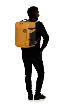 Plecak kabinowy Samsonite 2Fit 2 w 1 Mustard Yellow – na modelu